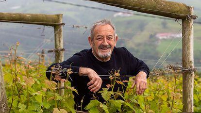Karlos Arguiñano poses in the vineyard of his K5 winery, in Aia (Gipuzkoa), in April 2021.