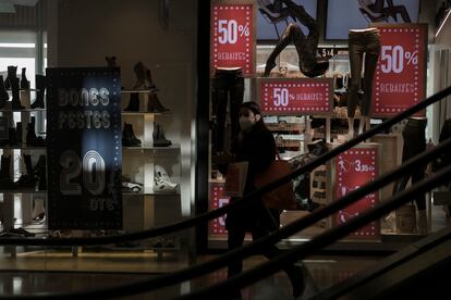 Una tienda del centro comercial L'Illa Diagonal el día antes de su cierre en enero por las medidas restrictivas.