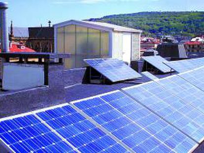 Paneles fotovoltaicos en el tejado de un edificio.