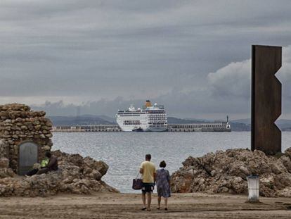 Un barco de Costa Cruceros en el puerto de Tarragona, visto desde la playa de La Pineda.
