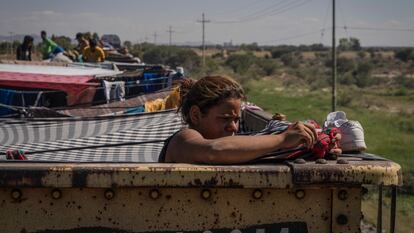 Alrededor de 1500 migrantes centroamericanos y sudamericanos se encuentran varados en el límite de los municipios de Fresnillo y Enrique Estrada luego de que un tren de Ferromex desenganchara los vagones en los que viajaban, en Zacatecas, el 29 de septiembre de 2023..