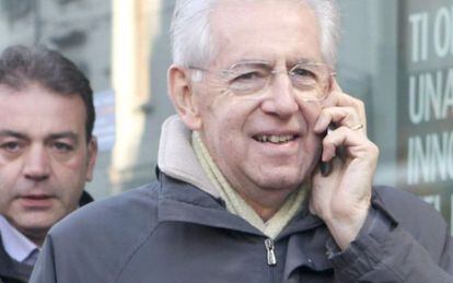 El primer ministro, Mario Monti, el domingo en Mil&aacute;n. 