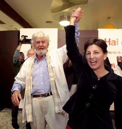 El candidato de Alternativa Galega de Esquerda (AGE) a la Presidencia de la Xunta, Xosé Manuel Beiras (i), acompañado por la número dos de la coalición, Yolanda Díaz (d), tras conocer los resultados de las elecciones gallegas.