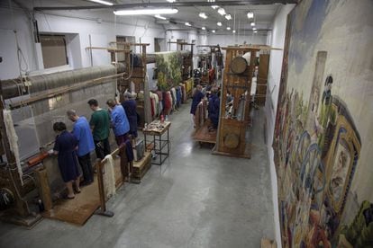 Mientras tanto, en el taller que se encuentra en la calle de Fuenterrabía, y que fue levantado en 1888, las tejedoras continuaban ayer con su oficio, una tradición secular. El representante sindical, José Luis Hijosa, hizo un llamado para que “se solucione lo antes posible esta situación dramática” y los trabajadores puedan cobrar su sueldo. Hijosa propuso también que las trabajadoras de más edad tengan un relevo para que otras más jóvenes puedan incorporarse y aprender este oficio y así haya una continuidad en esta fábrica y este bien cultural.