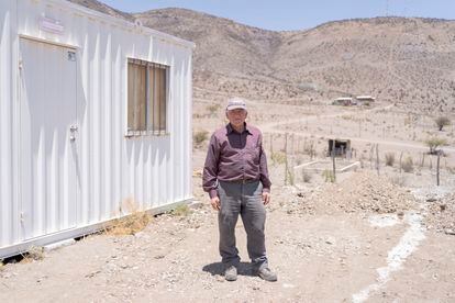 Gerardo Orrego, conocido como “Don Willy” fue presidente de la Asociación de Canalistas y es un histórico dirigente social por los derechos de los campesinos de la zona. Preside la Cooperativa Altas Cumbres y se dedica a la producción de olivas y nueces para exportación. Debido a la escasez hídrica, las nueces que produce han mermado su tamaño, por lo que ha tenido dificultades para comercializarlas. “Debería echarle 160 litros de agua a cada planta cada tres días, pero si no tengo agua no le echo nada, se están secando los árboles. La pequeña agricultura familiar campesina está en agonía, tiende a desaparecer por la sequía”, lamenta.