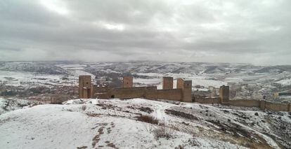 Molina de Aragón, con su muralla en primer término, durante una de las nevadas del invierno 2014-2015.