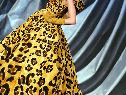 Vestido con estampado de leopardo bordado.