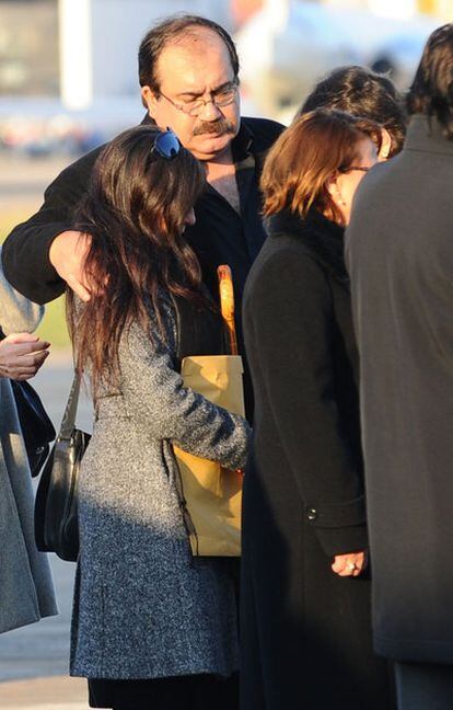 Un hombre sin identificar consuela a Silvia Pousa, viuda de Facundo Cabral, en el aeropuerto Jorge Newbery de Buenos Aires.
