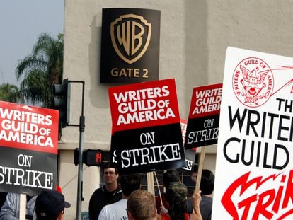 Carteles de protesta durante la actual huelga de guionistas de Hollywood.