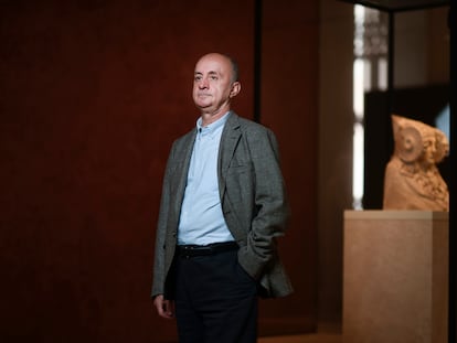 El director del Museo Arqueológico Nacional, Andrés Carretero, junto a la sala donde se expone la Dama de Elche.