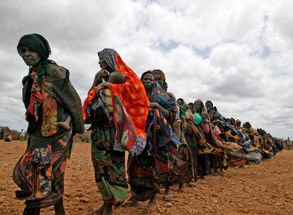 La situación en Somalia es la peor en 15 años de conflicto. El recrudecimiento de la violencia es devastador y se ha alcanzado la cifra del millón de desplazados en todo el país. En Etiopía, la crisis alimentaria y el conflicto de Ogadén obligan a miles de personas a abandonar sus hogares. "No tenemos dignidad. Cuando vemos a los militares, temblamos de miedo", relata una mujer etíope.