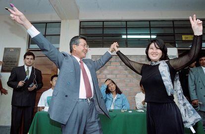 Alberto Fujimori y su hija Keiko, celebrando una victoria electoral en 1995