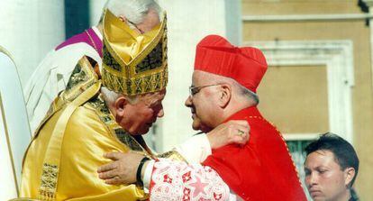 El Papa Juan Pablo II nombra Cardenal al portugu&eacute;s Jos&eacute; Saraiva Martins en 2001.