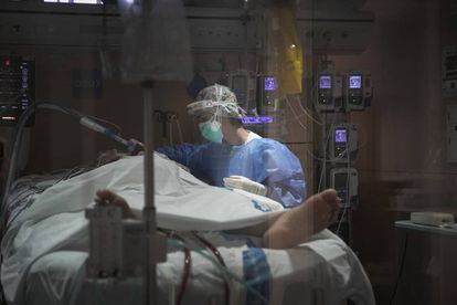 Un enfermo de covid en la UCI del Hospital Vall D'Hebron de Barcelona, este jueves.