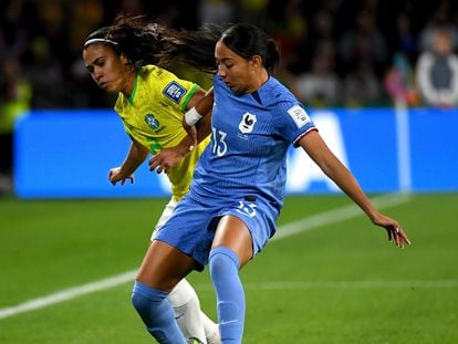 La jugadora Antonia de la selección brasileña es placada por Selma Bacha de Francia durante el partido de fútbol de la Copa Mundial Femenina de la FIFA 2023 entre Francia y Brasil en el estadio de Brisbane en Brisbane, Australia, 29 de julio de 2023.