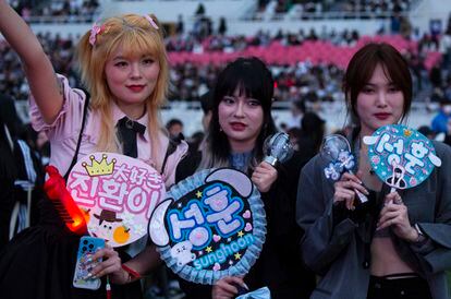 Unas jóvenes durante un concierto de K-Pop en Seúl el 30 de abril. 