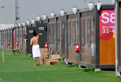 Barracones a las afueras de la capital que han construido para que muchos aficionados, numerosos españoles entre ellos, consigan alojamiento en Doha, Qatar.