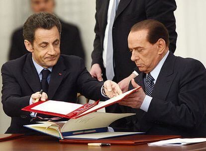 Los presidentes francés, Nicolás sarkozy, y el primer ministro italiano, Silvio Berlusconi, firman un acuerdo de cooperación nuclear