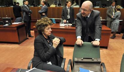 Neelie Kroes y Joaquín Almunia, excomisarios de Competencia.