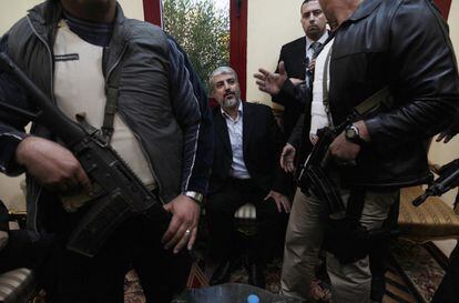 El líder de Hamás, Jaled Meshal, rodeado de guardias de seguridad egipcios antes de atravesar el paso de Rafah.
