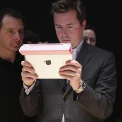 Gente viendo el nuevo iPad en la sala de demostración después del evento de Apple, al presentar el nuevo iPhone en San Francisco, California, 07 de marzo 2012.