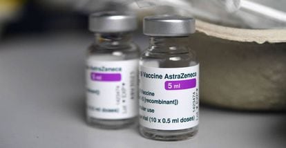 Viales vacíos de la vacuna de AstraZeneca para el Covid.