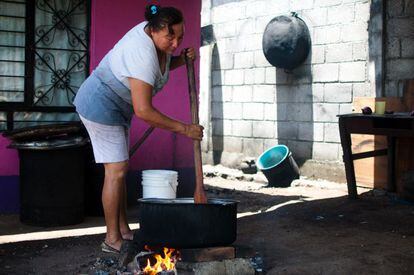 Las Patronas como Rosa Romero preparan, cada día, entre 15 y 20 kilos de frijoles y arroz. Empiezan a primera hora de la mañana, cortan panes y llenan botellas con agua para aliviar el hambre y la sed del extenuante viaje.