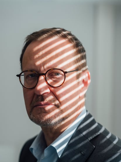 Janne Känkänen, de la Agencia Nacional de Suministros de Emergencia, en una sala de la sede de la institución en Helsinki.