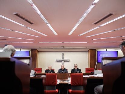 El presidente de la Conferencia Episcopal Española, en el centro, durante una reunión de obispos el pasado febrero.