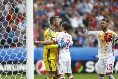 De Gea amb Jordi Alba i Sergio Ramos durant la trobada contra Itàlia
