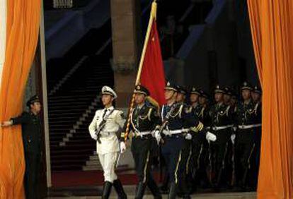 Guardias de honor del Ejército Popular de Liberación (PLA) durante su marcha previa a la ceremonia de bienvenida del presidente de Benin, Yaya Boni, en el Gran Salón del Pueblo de Pekín, China donde se encuentra para asistir al V Foro de Cooperación Ministerial China-África (FOCAC). EFE/Archivo