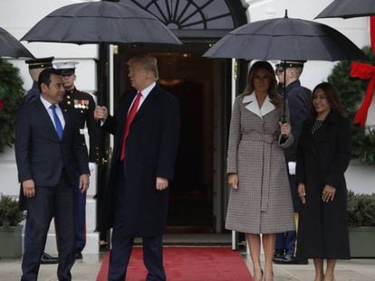 Donald y Melania Trump con el presidente de Guatemala, Jimmy Morales, y su mujer, Patricia Marroquín, este martes. Evan Vucci AP. En vídeo, las claves del "impeachment" a Trump. EPV