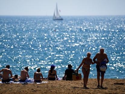 Varios bañistas disfrutan del mar este jueves en la playa de la Barceloneta de Barcelona.