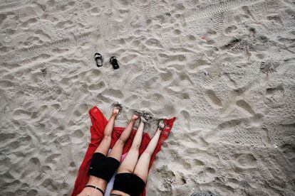 Unas mujeres se relajan bajo el sol en un caluroso día de Coney Island.