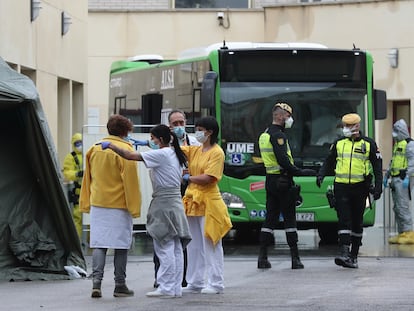 Traslado de enfermos por la pandemia de coronavirus desde el Hospital Gregorio Marañón en Madrid.