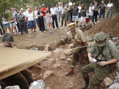 Vecinos de Abánades asisten a la recreación de una trinchera republicana excavada por el CSIC.