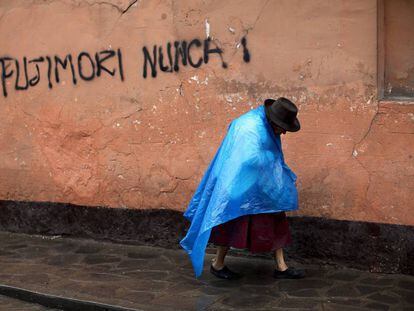 Una mujer pasa por delante de un grafitti en Ayacucho en contra de la candidata electoral Keiko Fujimori, hija del expresidente Alberto Fujimori, en septiembre de 2019.