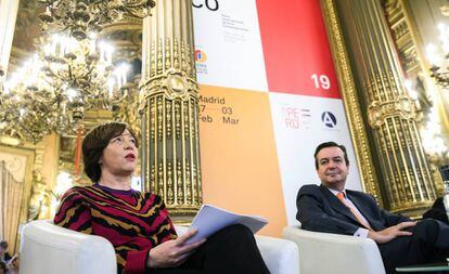 La codirectora de Arco Maribel López y el Director General de IFEMA, Eduardo López-Puertas, este lunes en la Casa de América, en Madrid. 