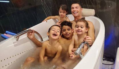 La foto de Cristiano Ronaldo en la bañera con su familia revoluciona Instagram Gente EL PAÍS