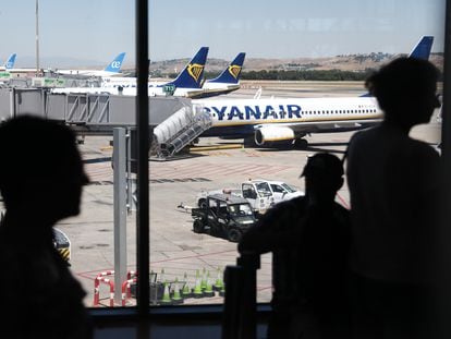 Vista de varios aviones de Ryanair desde la Terminal 2 del aeropuerto de Madrid-Barajas.