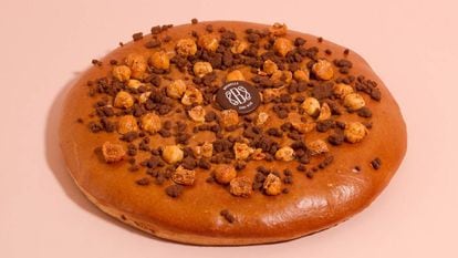 La coca de Sant Joan de chocolate de la pastelería Brunells de Barcelona.