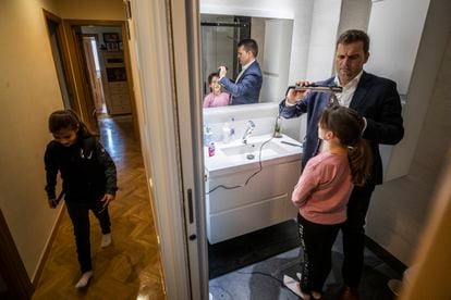 Un padre prepara a sus hijas y las acompaña a actividades extraescolares en Madrid.