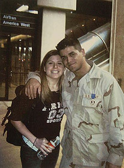 El soldado Armin Cruz, junto a su hermana Jennifer, en una imagen tomada en Tejas en enero de este año.