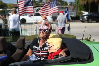 Una seguidora de Donald Trump en su auto adornada con máscaras del expresidente, este martes en Palm Beach, cerca de la residencia de Trump en Mar-a-Lago.