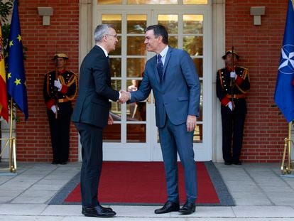 El presidente del Gobierno, Pedro Sánchez, con el secretario general de la OTAN, Jens Stoltenberg, en mayo en La Moncloa.