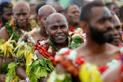 Los fiyianos locales se preparan para una ceremonia de bienvenida del príncipe británico Harry y Meghan, duquesa de Sussex, en Albert Park en Suva (Fiji).
