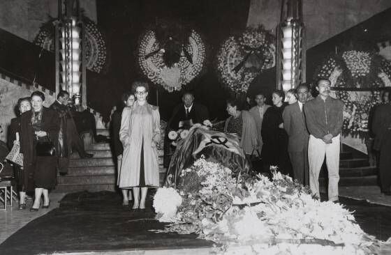Guardia de honor durante el funeral de Frida Kahlo en el Palacio de Bellas Artes