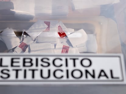 Papeletas dentro de una de las urnas en el colegio electoral instalado en el Estadio Nacional en septiembre 2022, Santiago.