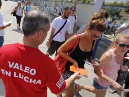 Trabajadores de Valeo reparten octavillas el pasado septiembre.