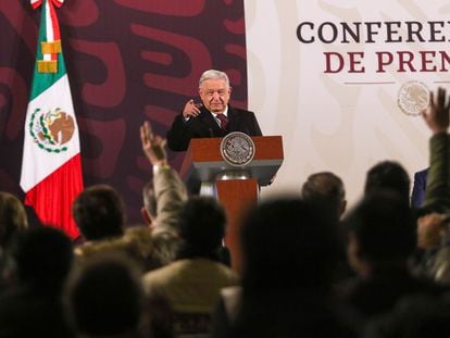 Andrés Manuel López Obrador cede la palabra a un periodista durante su conferencia matutina de este lunes, en Ciudad de México.